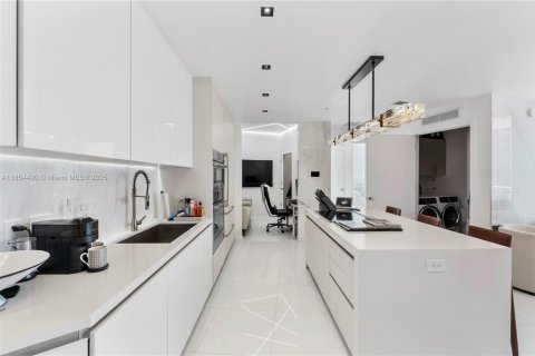 Condo in Miami, Florida, 2 bedrooms  № 1872687 - photo 11