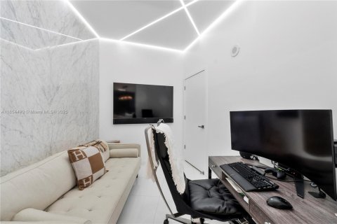 Condo in Miami, Florida, 2 bedrooms  № 1872687 - photo 10