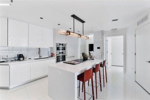 Condo in Miami, Florida, 2 bedrooms  № 1872687 - photo 7