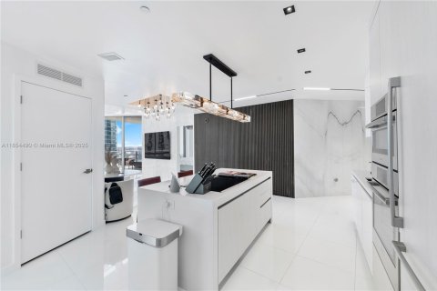 Condo in Miami, Florida, 2 bedrooms  № 1872687 - photo 6