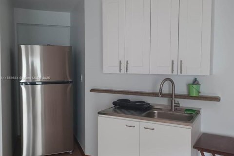 Снять в аренду коммерческую недвижимость в Майами, Флорида 1 спальня, 226.77м2, № 1888111 - фото 3