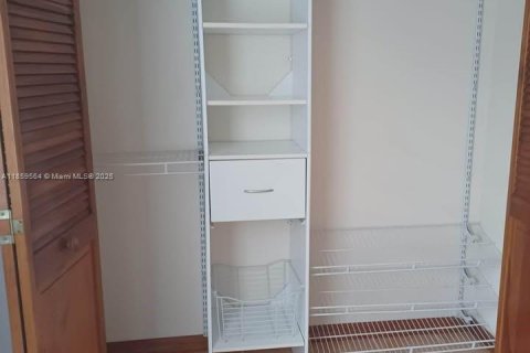 Снять в аренду коммерческую недвижимость в Майами, Флорида 1 спальня, 226.77м2, № 1888111 - фото 4
