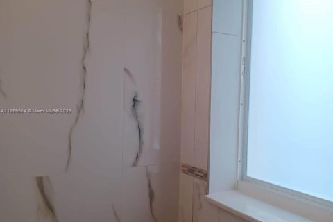 Снять в аренду коммерческую недвижимость в Майами, Флорида 1 спальня, 226.77м2, № 1888111 - фото 5