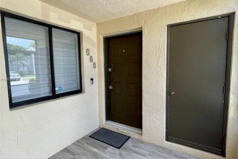Снять в аренду кондоминиум в Уэстон, Флорида 2 спальни, 113.34м2, № 2087191 - фото 3