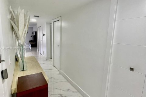 Снять в аренду кондоминиум в Уэстон, Флорида 2 спальни, 113.34м2, № 2087191 - фото 5