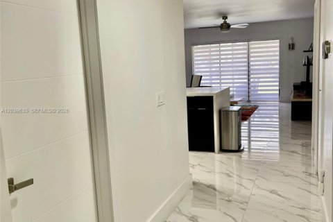 Снять в аренду кондоминиум в Уэстон, Флорида 2 спальни, 113.34м2, № 2087191 - фото 7