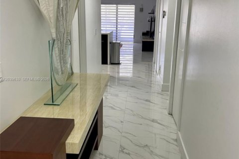 Снять в аренду кондоминиум в Уэстон, Флорида 2 спальни, 113.34м2, № 2087191 - фото 4