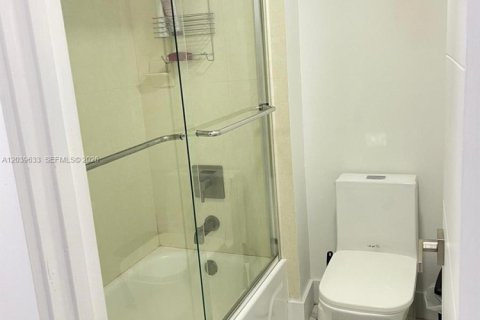 Снять в аренду кондоминиум в Уэстон, Флорида 2 спальни, 113.34м2, № 2087191 - фото 25