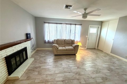 Villa ou maison à louer à West Palm Beach, Floride: 3 chambres, 85.47 m2 № 2001399 - photo 2