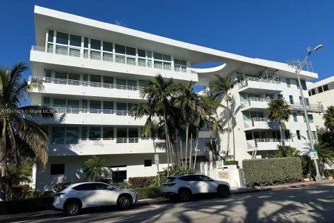 Condo in Miami Beach, Florida, 2 bedrooms  № 1973874 - photo 1