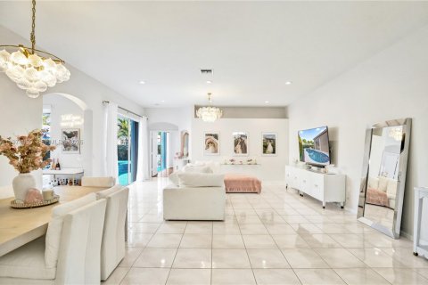 Купить виллу или дом в Маргит, Флорида 2 спальни, 151.99м2, № 2043638 - фото 13