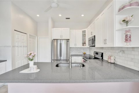 Купить виллу или дом в Маргит, Флорида 2 спальни, 151.99м2, № 2043638 - фото 25