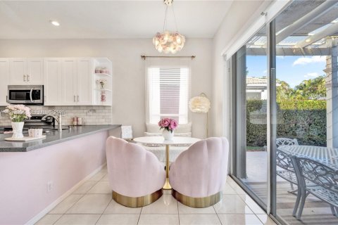 Купить виллу или дом в Маргит, Флорида 2 спальни, 151.99м2, № 2043638 - фото 18