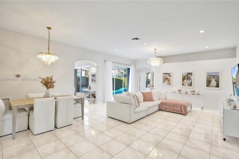 Купить виллу или дом в Маргит, Флорида 2 спальни, 151.99м2, № 2043638 - фото 10