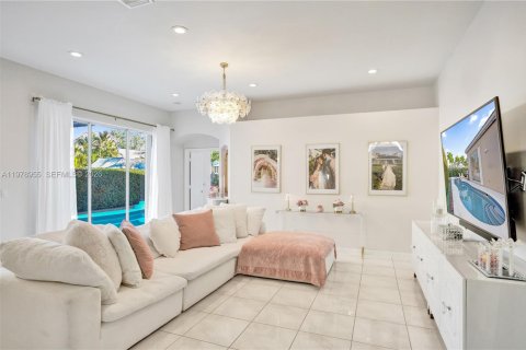 Купить виллу или дом в Маргит, Флорида 2 спальни, 151.99м2, № 2043638 - фото 11