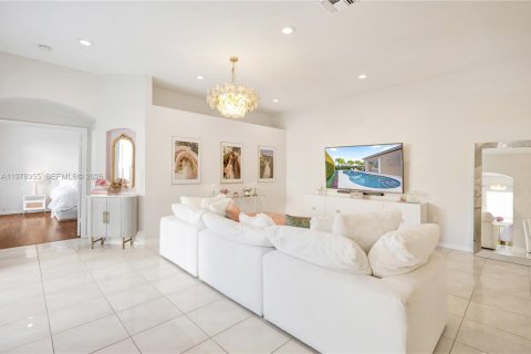 Купить виллу или дом в Маргит, Флорида 2 спальни, 151.99м2, № 2043638 - фото 15