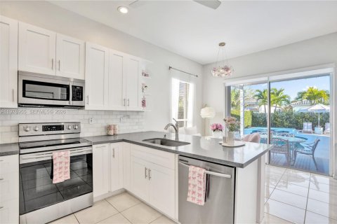 Купить виллу или дом в Маргит, Флорида 2 спальни, 151.99м2, № 2043638 - фото 26