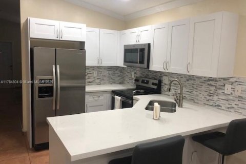 House in Hialeah, Florida 2 bedrooms, 91.97 sq.m. № 1706377 - photo 3