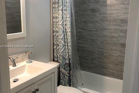 House in Hialeah, Florida 2 bedrooms, 91.97 sq.m. № 1706377 - photo 5