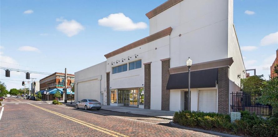 Propiedad comercial en Plant City, Florida 1130.23 m2 № 2104869