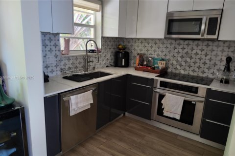 Condo in Miami Beach, Florida, 1 bedroom  № 1939763 - photo 4