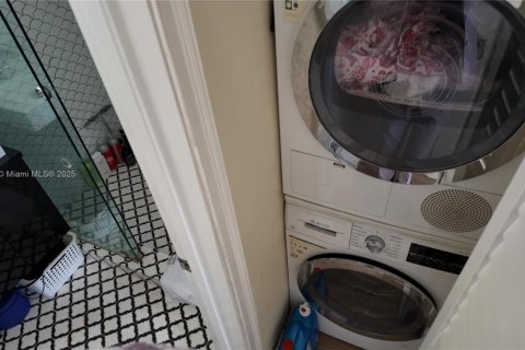 Condo in Miami Beach, Florida, 1 bedroom  № 1939763 - photo 16