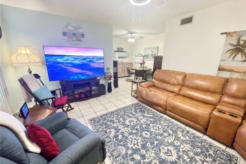 Condo in Lakeland, Florida, 2 bedrooms № 2112735 - photo 5