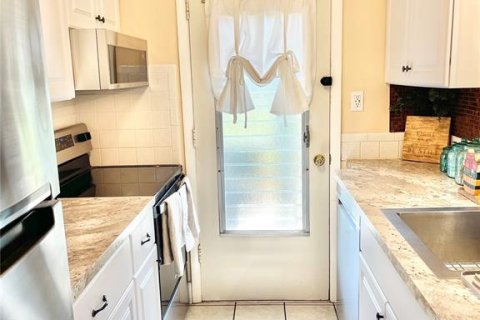 Condo in Lakeland, Florida, 2 bedrooms № 2112735 - photo 6