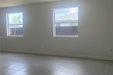 House in Miami-Dade, Florida 5 bedrooms № 2040437 - photo 12