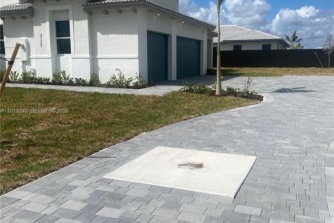 House in Miami-Dade, Florida 5 bedrooms № 2040437 - photo 13