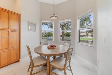 House in Miramar, Florida 4 bedrooms, 285.86 sq.m. № 2244278 - photo 15
