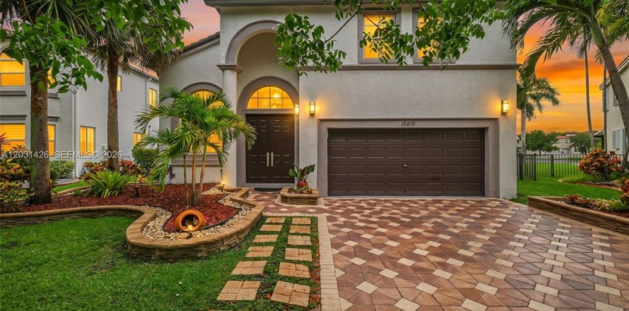 House in Miramar, Florida 4 bedrooms, 285.86 sq.m. № 2244278