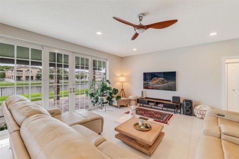 House in Miramar, Florida 4 bedrooms, 285.86 sq.m. № 2244278 - photo 19