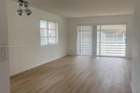 Condominio en venta en Lauderhill, Florida, 2 dormitorios, 99.41 m2 № 1472271 - foto 5