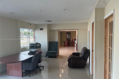 Commercial property in Miami, Florida № 1692779 - photo 6