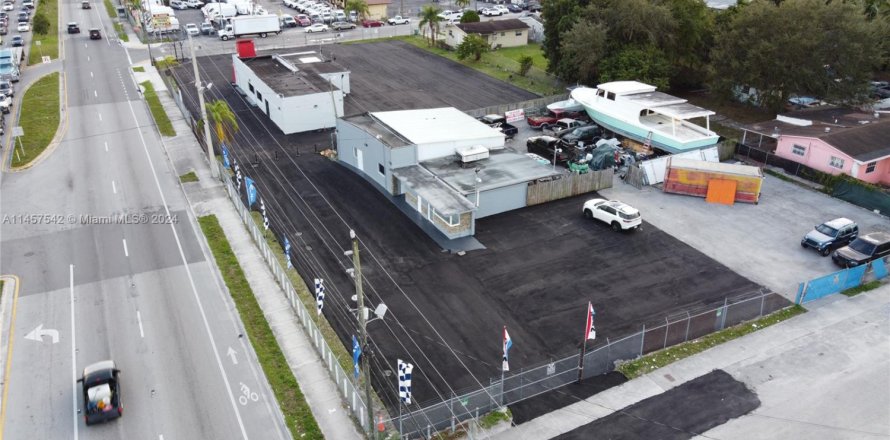 Commercial property in Miami, Florida № 1692779