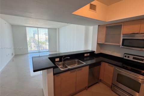 Condo in Hollywood, Florida, 1 bedroom № 2060038 - photo 4