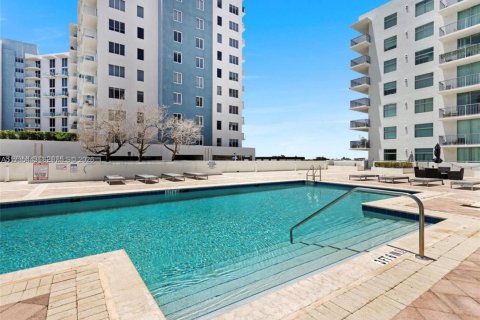 Condo in Hollywood, Florida, 1 bedroom № 2060038 - photo 8