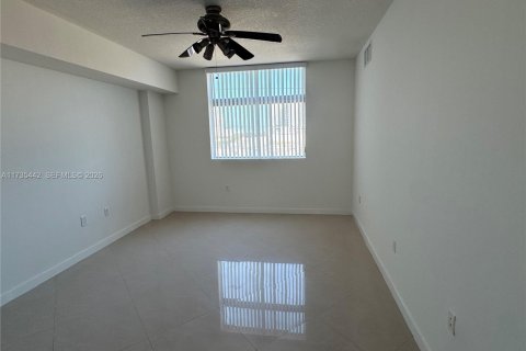 Condo in Hollywood, Florida, 1 bedroom № 2060038 - photo 5