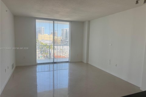Condo in Hollywood, Florida, 1 bedroom № 2060038 - photo 2