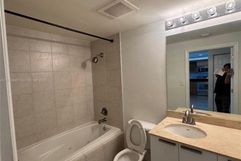 Condo in Hollywood, Florida, 1 bedroom № 2060038 - photo 7