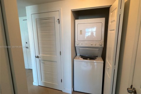 Condo in Hollywood, Florida, 1 bedroom № 2060038 - photo 9