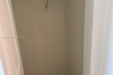 Condo in Hollywood, Florida, 1 bedroom № 2060038 - photo 11