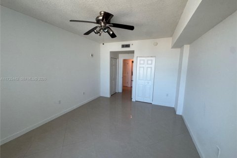 Condo in Hollywood, Florida, 1 bedroom № 2060038 - photo 6