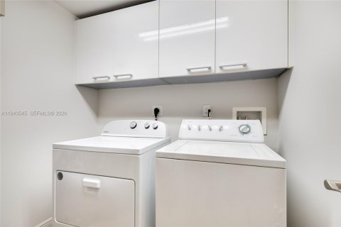 Copropriété à louer à Sunny Isles Beach, Floride: 2 chambres, 175.21 m2 № 2000509 - photo 28