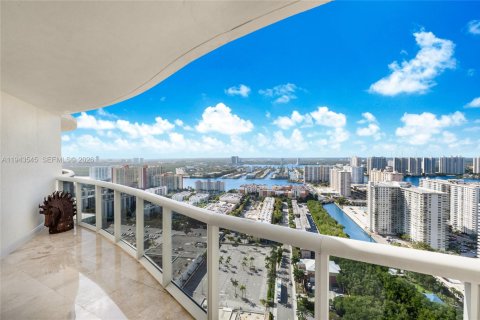 Copropriété à louer à Sunny Isles Beach, Floride: 2 chambres, 175.21 m2 № 2000509 - photo 24
