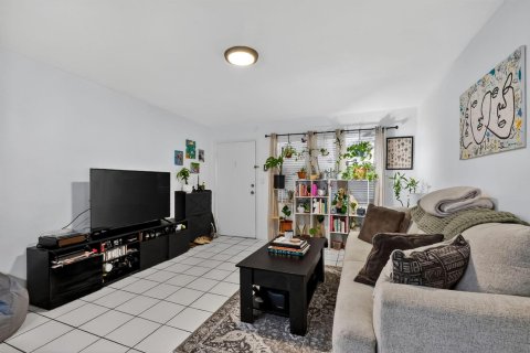 Condo in Miami Beach, Florida, 1 bedroom  № 2084411 - photo 13