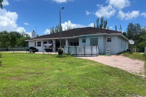 Propiedad comercial en venta en Hialeah, Florida № 1962830 - foto 4
