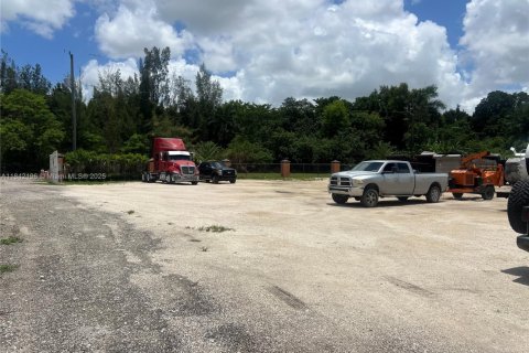 Propiedad comercial en venta en Hialeah, Florida № 1962830 - foto 12