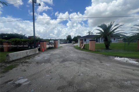Propiedad comercial en venta en Hialeah, Florida № 1962830 - foto 16